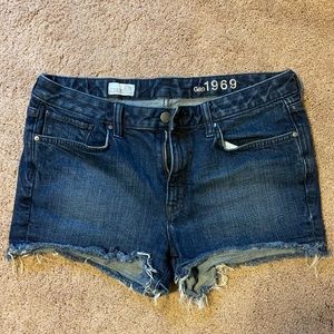 Dark wash, Gap cut offs